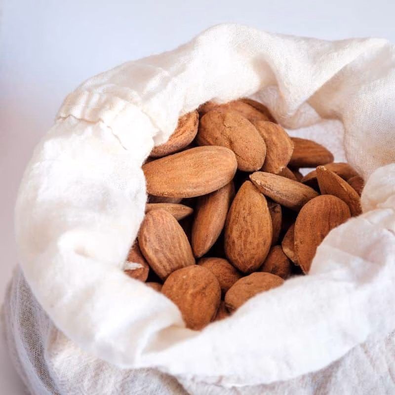 Des amandes dans un sac en jute