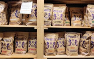 NussFee Regal mit versandfertigen Produkten